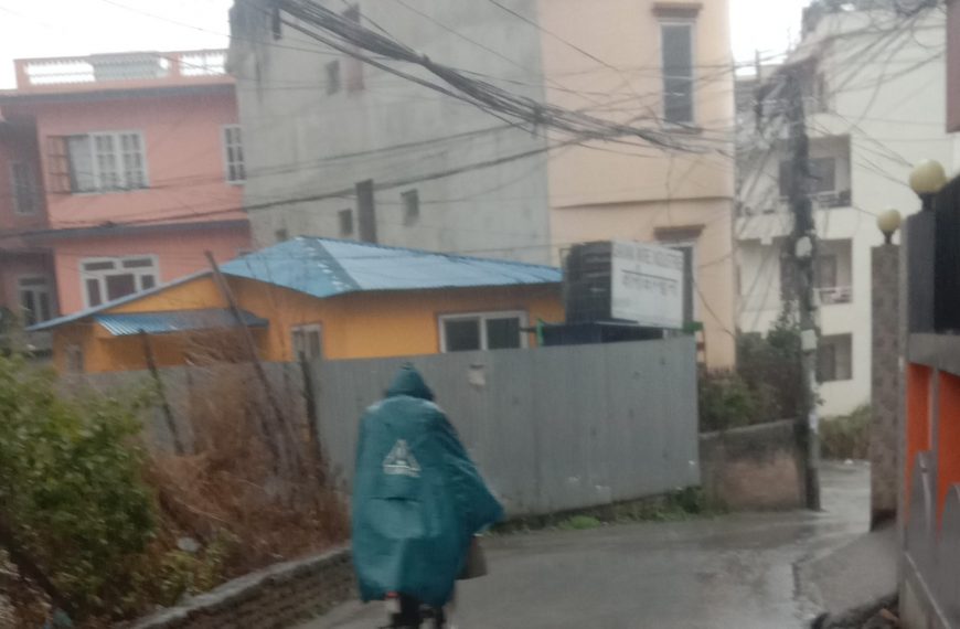 काठमाडौं उपत्यका सहित विभिन्न स्थानमा जारी झरीले बढ्यो चिसो