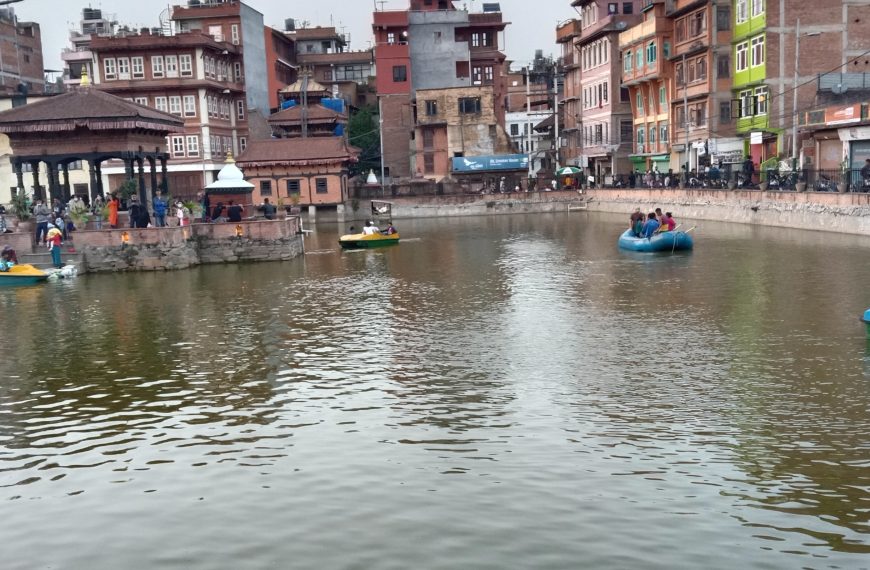 पिम्बहाल पोखरीमा बोटिङमा रमाउदै पर्यटकहरु