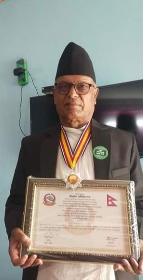 बरिष्ठ गायक कोमल निरौला प्रवल जनसेवाश्री पदकबाट सम्मानित