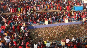 आमाको मुख हेरिदै, मातातीर्थमा दिवंगत आमाको सम्झना गर्नेहरुको भीड