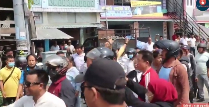 झापामा एमाले अध्यक्ष ओलीको विर‍ोधमा प्रदर्शन