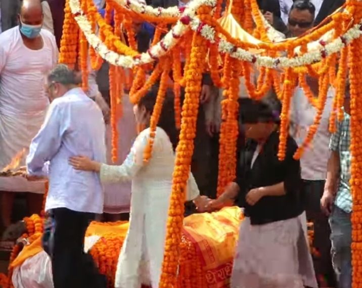 प्रधानमन्त्री प्रचण्ड पत्नी सीताको निधनमा नेताहरुदेखि पूर्व राजा समेतले गरे शोक प्रकट